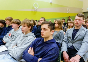 Dalībnieki klausās pasākumu
