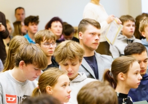 Dalībnieki klausās pasākumu