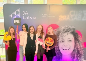 DTTT izglītojamās kopā ar pedagogu kopbildē