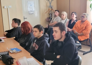 Izglītojamie lekcijā, DTTT pedagogi vēro mācību stundu