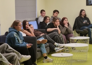 Pirmkursnieki sēž konferenču zālē