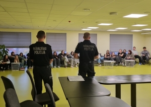 Pašvaldības policijas pārstāvji vadā lekciju pirmkursniekiem  