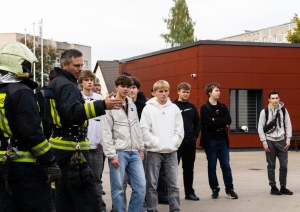 Izglītojamie kopā ar ugunsdzēsējiem