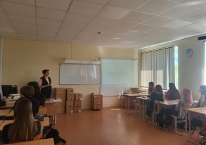 Pedagoģe iepazīstina izglītojamos ar fiziskās slodzes riska faktoriem noliktavas darbā