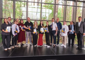 „VET Excellence Award 2026” ceremonijas dalībnieki ar saņemtajiem apbalvojumiem