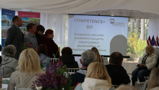Pasākuma dalībnieki vēro projekta COMPETENCE+ D/I rezultātu prezentāciju