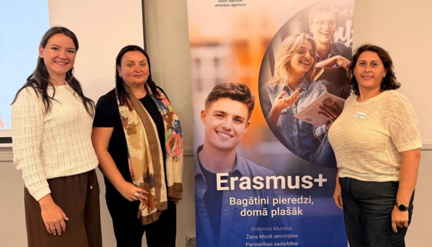 Trīs projektu nodaļas darbinieces pie Erasmus+ senda
