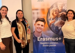 Trīs projektu nodaļas darbinieces pie Erasmus+ senda