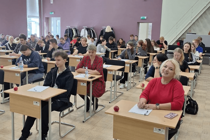 Tehnikumā aizvadīts X Pasaules diktāts latviešu valodā