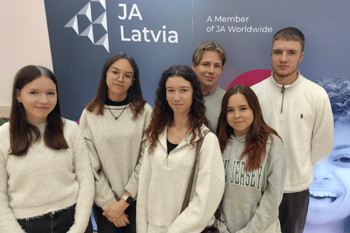 Tehnikuma izglītojamie apmeklē Junior Achievement Latvia organizēto pasākumu „Jauno uzņēmēju skola 2024”