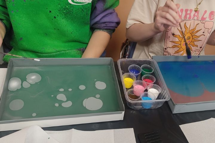 Iedvesma ūdenī: jaunieši iepazīst ebru un Purvīti